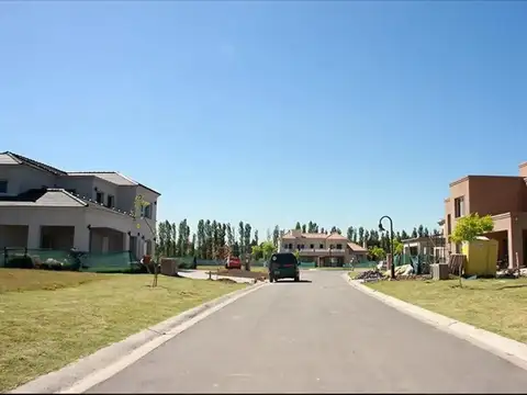 Lote en venta en Village Joven