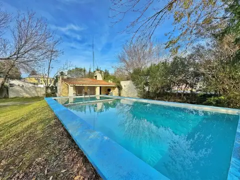VENTA I PERMUTA - Casa de 2 dormitorios con jardín, parrillero y pileta - Garita 4. Funes, Rosario.