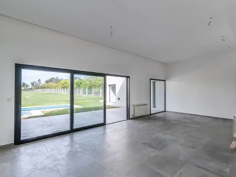 Casa en Venta con 3 cocheras