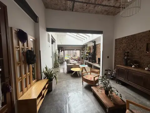 EXCEPCIONAL CASA DESARROLLADA EN DOS PLANTAS, JARDIN, PISCINA, 5 AMBIENTES Y DEPENDENCIAS. COCHERA CUBIERTA PARA DOS AUTOS