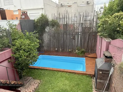EXCEPCIONAL CASA DESARROLLADA EN DOS PLANTAS, JARDIN, PISCINA, 5 AMBIENTES Y DEPENDENCIAS. COCHERA CUBIERTA PARA DOS AUTOS