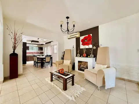 Casa en Venta con 2 cocheras