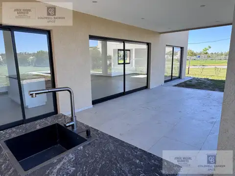 Casa en Venta con 3 cocheras