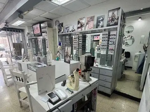 Local al Frente, con Vidriera, sobre la Av. Alberdi al 4.700, Floresta