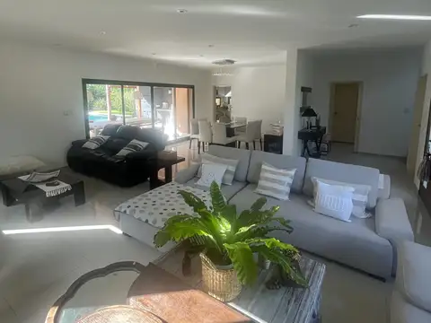 Casa 6 ambientes con 5 baños