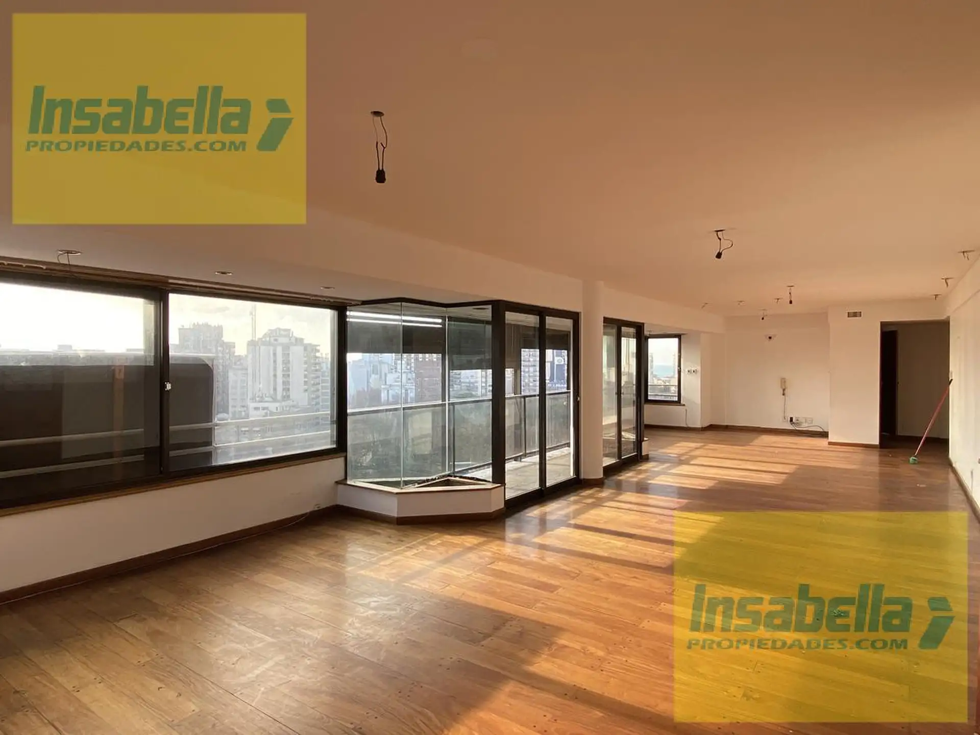 Depto 5 amb, 180m² con cochera y balcón terraza — Centro