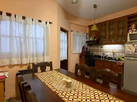 HERMOSO DUPLEX DE TRES AMBIENTES CON GARAGE Y PATIO
