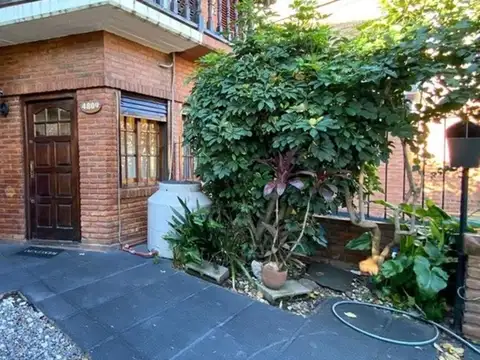 HERMOSO DUPLEX DE TRES AMBIENTES CON GARAGE Y PATIO