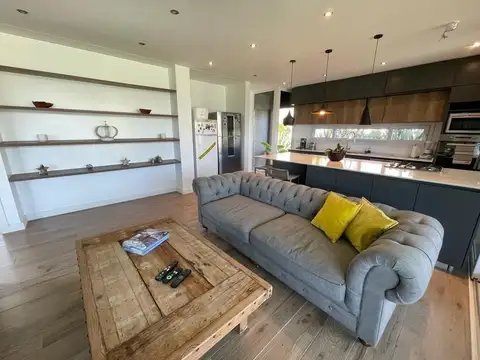 Casa en Alquiler con 2 cocheras