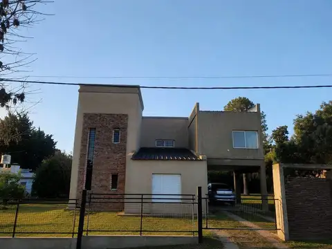 Casa 4 dorm - Pileta - Barrio Las Acacias