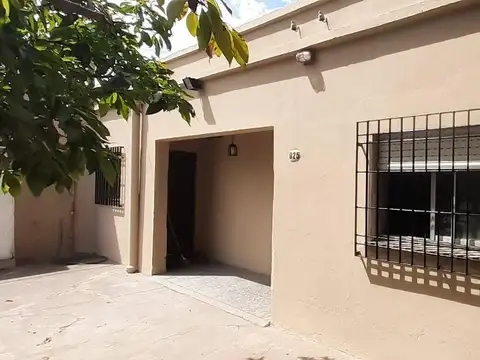 Casa en venta - 2 Dormitorios 1 Baño - 90mts2 - Llavallol