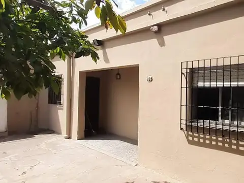 Casa en venta - 2 Dormitorios 1 Baño - 90mts2 - Llavallol 