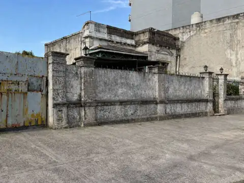 LOTE CON VIVIENDA 4 AMB. EN VILLA LUGANO 896 M2