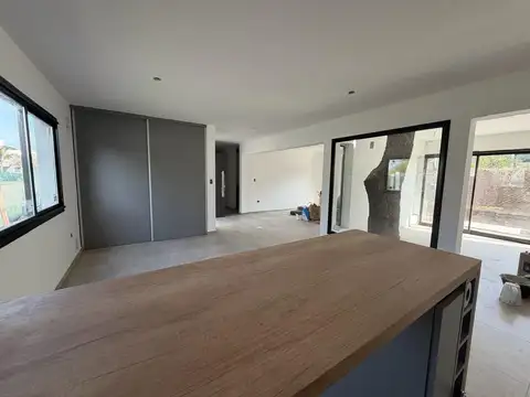 Casa 10 ambientes con 2 baños