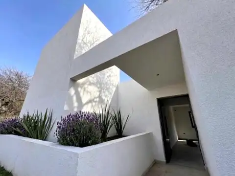 Venta casa villa catalina, camino a rio ceballos, cordoba. nueva a estrenar. desarrollada en una planta