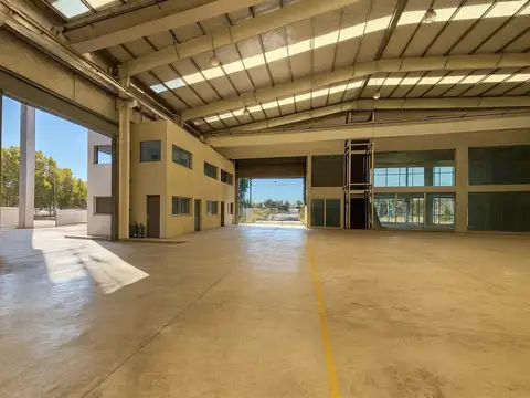 Alquiler Local con Deposito sobre Panamericana