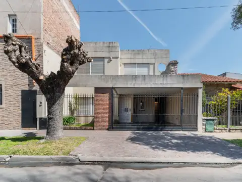 Casa 4 ambientes con jardin y cochera