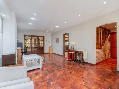 Casa 4 ambientes con jardin y cochera