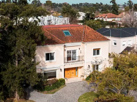 VENTA CASA NECOCLÁSICA EN PACHECO GOLF