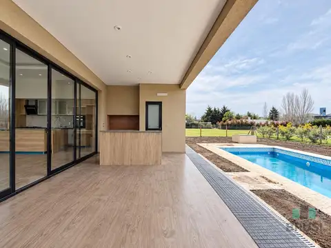 Casa en Venta con 3 cocheras