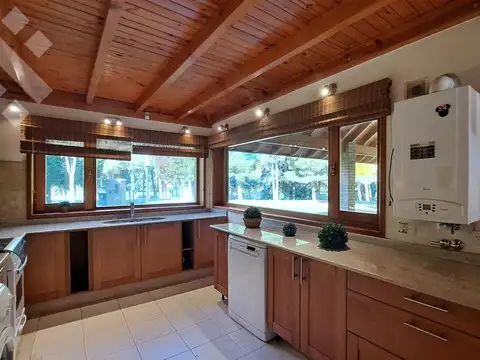 Casa 4 ambientes con 2 baños