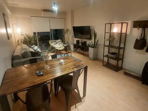 Depto de 3 ambientes al contrafrente con balcón aterrazado, 2 baños y cocina comedor diario! Piscina en el edificio!
