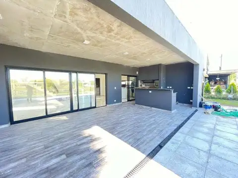 Casa 5 ambientes con 4 baños