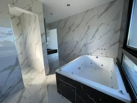 Casa en Venta con 4 cocheras