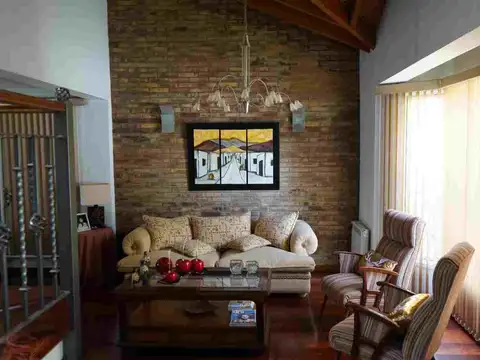 Casa 7 ambientes con 4 baños