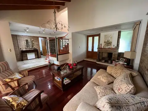 Casa en Venta con 3 cocheras