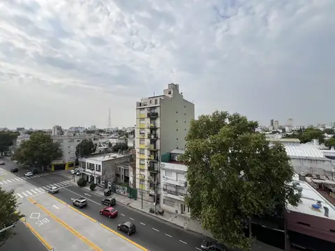 3 AMBIENTES AL FRENTE CON BALCON