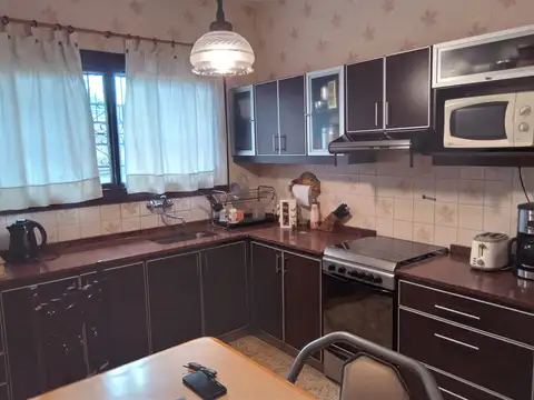 Casa en 2 plantas de 4 ambientes sobre Av. Gral. Paz