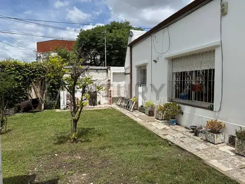 Casa en esquina lista para habitar, con múltiples accesos y gran potencial – 518 esquina 8
