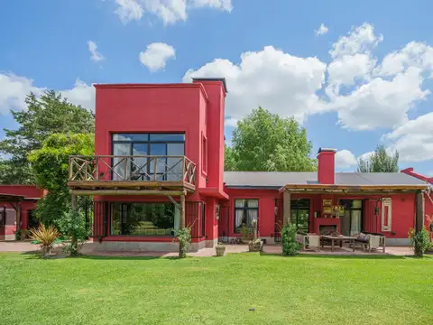 Casa 5 ambientes con 4 baños