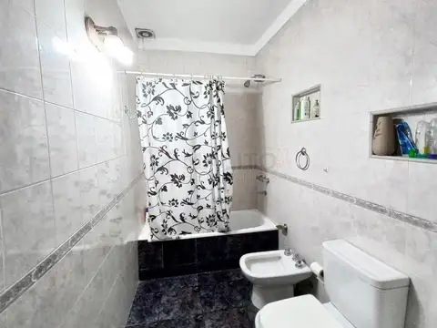 Venta Casa 5 Ambientes con Garage Terraza y Quincho