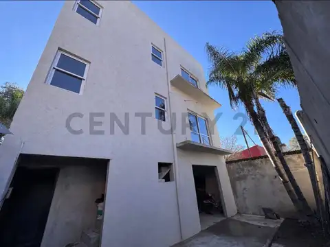 VENTA TRIPLEX A ESTRENAR  4 AMBIENTES  CON PATIO EN QUILMES