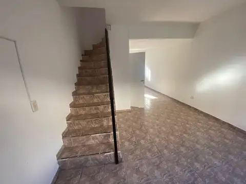 SE ALQUILA DUPLEX DE 3 AMBIENTES CON ESPACIO GUARDA COCHE EN SAN MIGUEL