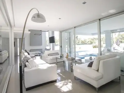 Casa 4 ambientes con 8 baños