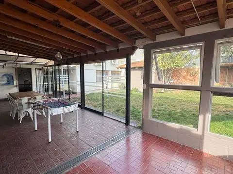 Casa en Alquiler con 3 cocheras