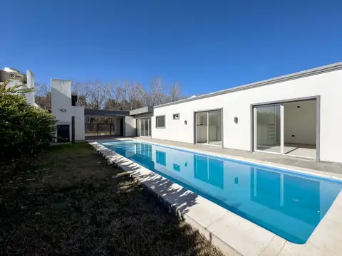 Casa en Venta con 2 cocheras