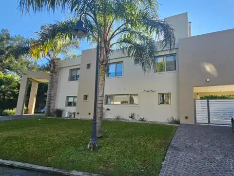 Casa 6 ambientes con 4 baños