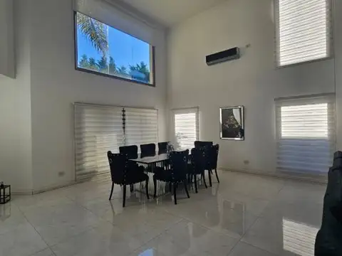 Casa en Venta con 3 cocheras