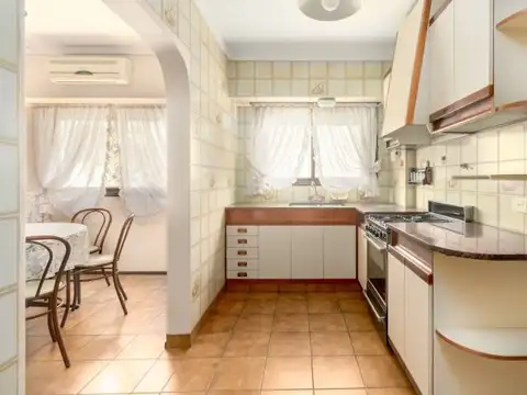 Casa 8 ambientes con 4 baños