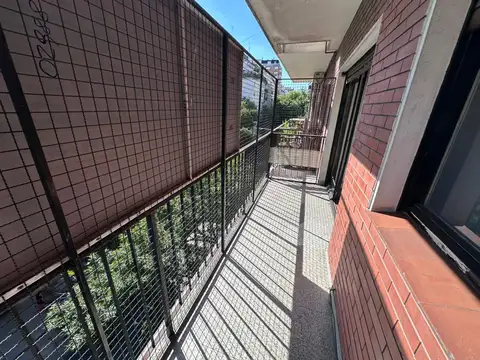DEPARTAMENTO 3 AMBIENTES AL FRENTE CON BALCON - EXCELENTE UBICACION