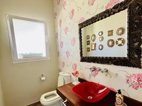 Casa 8 ambientes con 4 baños