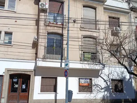 Depto Tipo Casa en Alquiler en Balvanera, $ 900.000