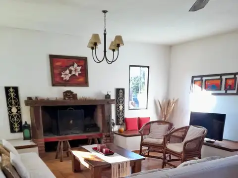 Casa en Alquiler con 3 cocheras