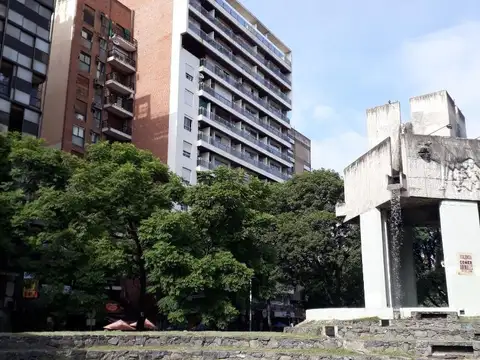 UN DORMITORIO CON BALCON FRENTE PLAZA ITALIA