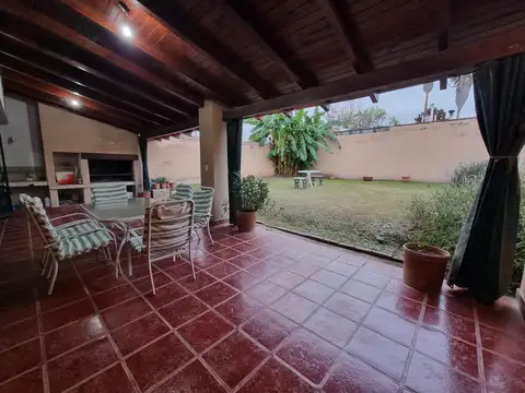 Casa 5 ambientes con 3 baños