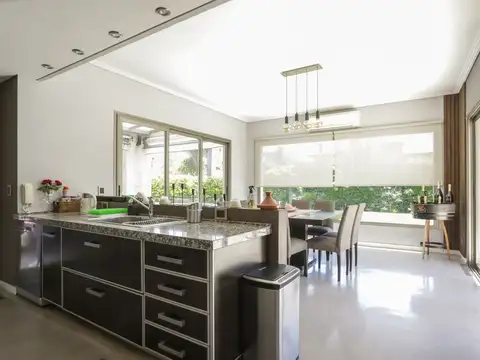 Casa en Venta con 4 cocheras